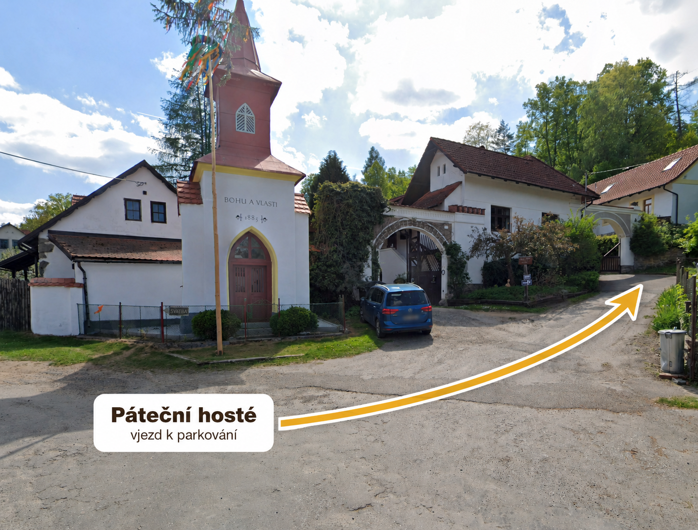 Parkování v pátek — přímo v areálu statku